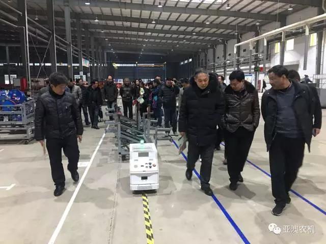  各級領(lǐng)導觀(guān)摩總裝配線(xiàn)的AGV智能搬運車(chē)